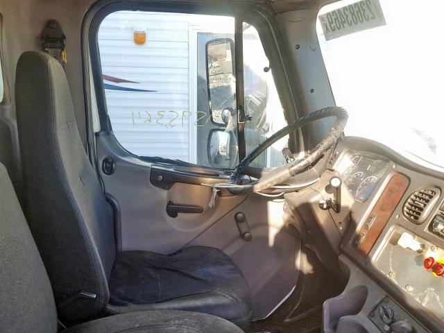 1FVACWCS94HM30925 - 2004 FREIGHTLINER M2 106 MED WHITE photo 5