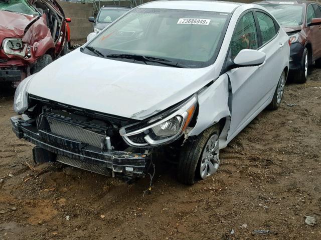 KMHCT4AE5HU378465 - 2017 HYUNDAI ACCENT SE WHITE photo 2