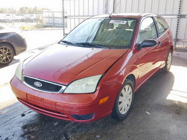 3FAFP31NX5R156335 - 2005 FORD FOCUS ZX3 RED photo 2