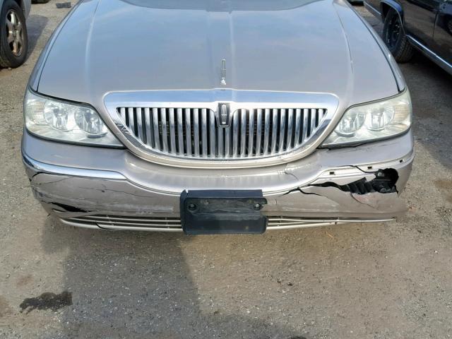 1LNHM82W03Y650911 - 2003 LINCOLN TOWN CAR S SILVER photo 9