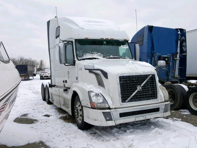 4V4NC9EJ3DN133643 - 2013 VOLVO VN VNL WHITE photo 1