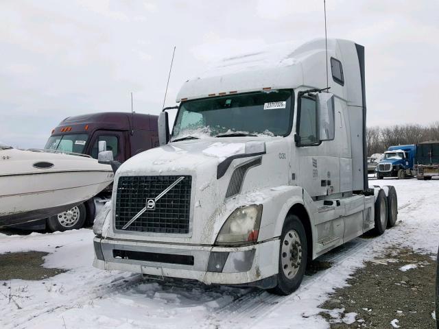 4V4NC9EJ3DN133643 - 2013 VOLVO VN VNL WHITE photo 2