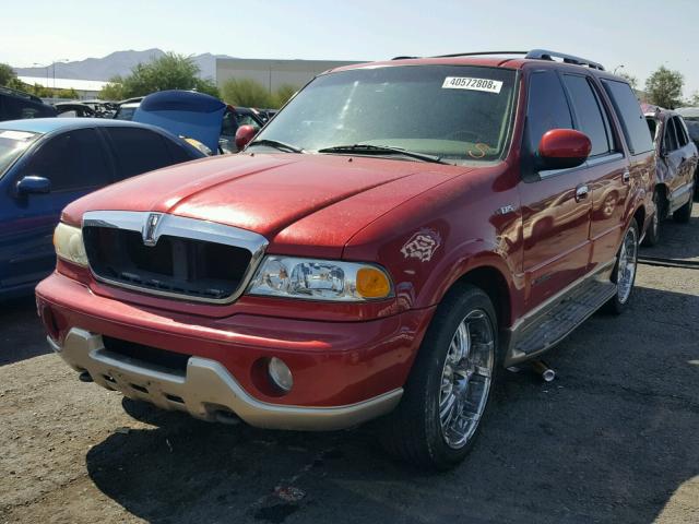 5LMPU28A8YLJ14973 - 2000 LINCOLN NAVIGATOR RED photo 2