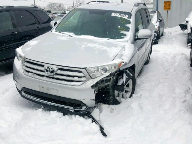 5TDBK3EH1BS065653 - 2011 TOYOTA HIGHLANDER SILVER photo 2