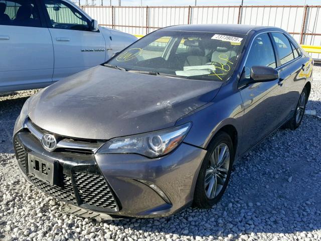 4T1BF1FK9HU396127 - 2017 TOYOTA CAMRY LE 灰色 照片 2