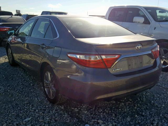 4T1BF1FK9HU396127 - 2017 TOYOTA CAMRY LE 灰色 照片 3