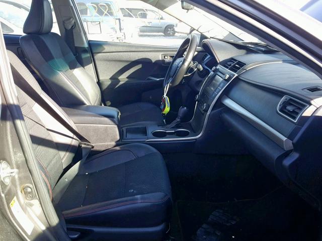 4T1BF1FK9HU396127 - 2017 TOYOTA CAMRY LE 灰色 照片 5