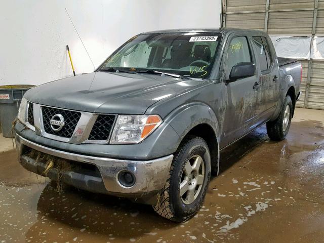 1N6AD07W35C451784 - 2005 NISSAN FRONTIER C GRAY photo 2