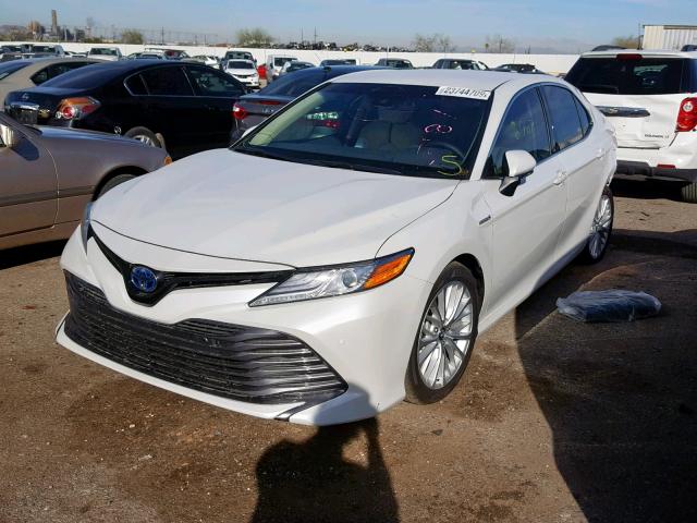 4T1B21HK3JU003365 - 2018 TOYOTA CAMRY HYBR CREAM photo 2