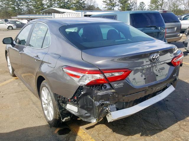 4T1B11HK0JU021437 - 2018 TOYOTA CAMRY L ნაცრისფერი ფოტო 3