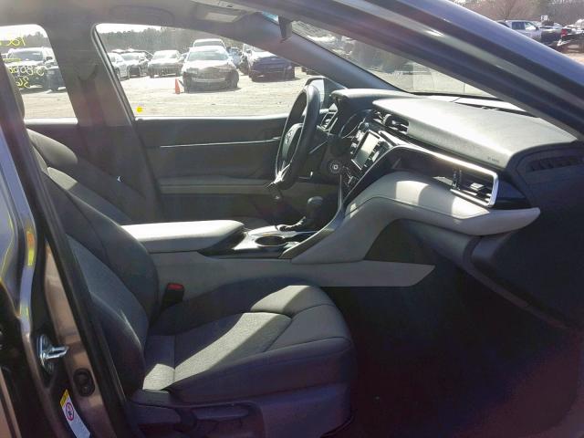 4T1B11HK0JU021437 - 2018 TOYOTA CAMRY L ნაცრისფერი ფოტო 5