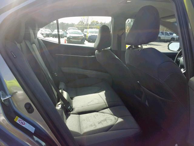 4T1B11HK0JU021437 - 2018 TOYOTA CAMRY L ნაცრისფერი ფოტო 6