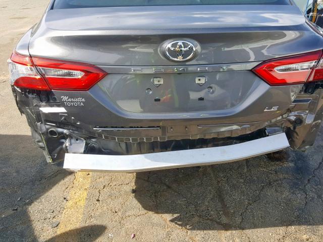 4T1B11HK0JU021437 - 2018 TOYOTA CAMRY L ნაცრისფერი ფოტო 9