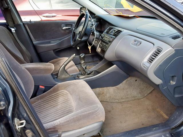 1HGCF8542WA001709 - 1998 HONDA ACCORD DX BLUE photo 5