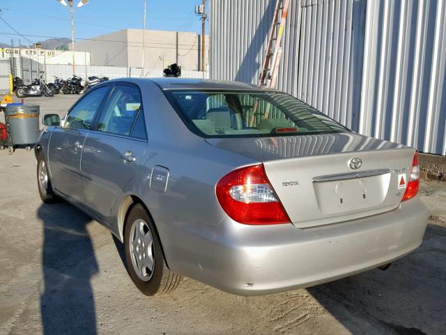 4T1BF32K32U519784 - 2002 TOYOTA CAMRY LE 银色 照片 3