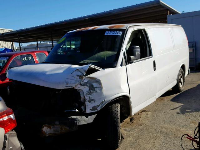 1GCFG15XX61196372 - 2006 CHEVROLET EXPRESS G1 WHITE photo 2