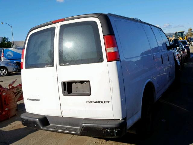 1GCFG15XX61196372 - 2006 CHEVROLET EXPRESS G1 WHITE photo 4