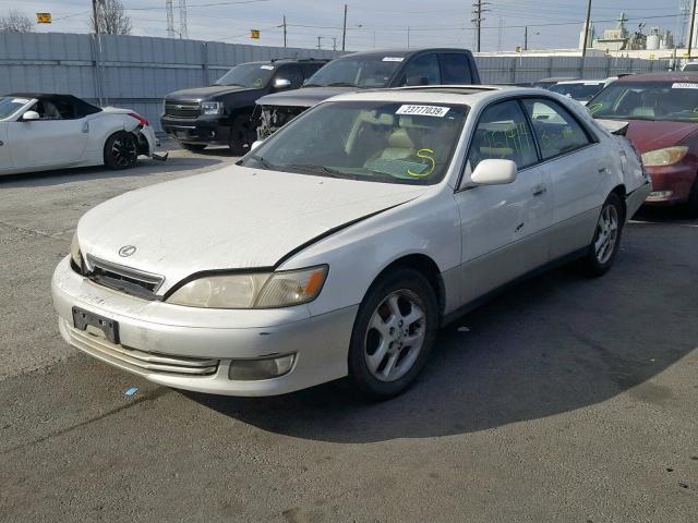 JT8BF28G4Y0273120 - 2000 LEXUS ES 300 WHITE photo 2