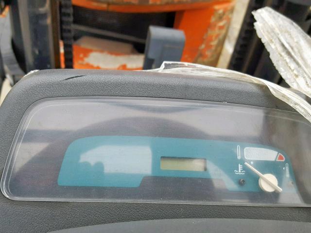 83678 - 2004 TOYOTA FORKLIFT TWO TONE photo 8