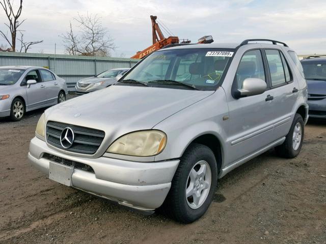 4JGAB54E61A229839 - 2001 MERCEDES-BENZ ML320 SILVER photo 2