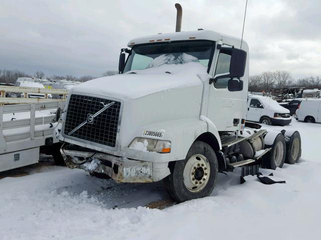 4V4MC9GGX5N378065 - 2005 VOLVO VN VNM WHITE photo 2