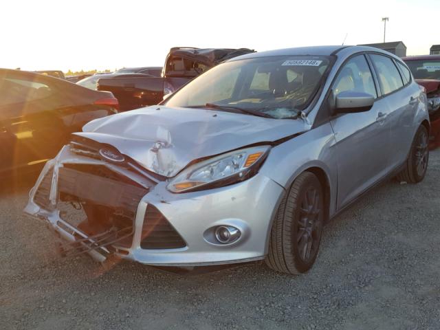 1FAHP3K23CL177553 - 2012 FORD FOCUS SE SILVER photo 2