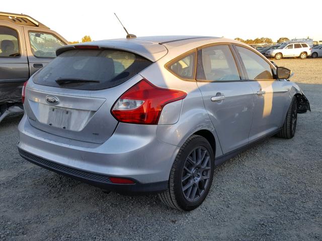 1FAHP3K23CL177553 - 2012 FORD FOCUS SE SILVER photo 4