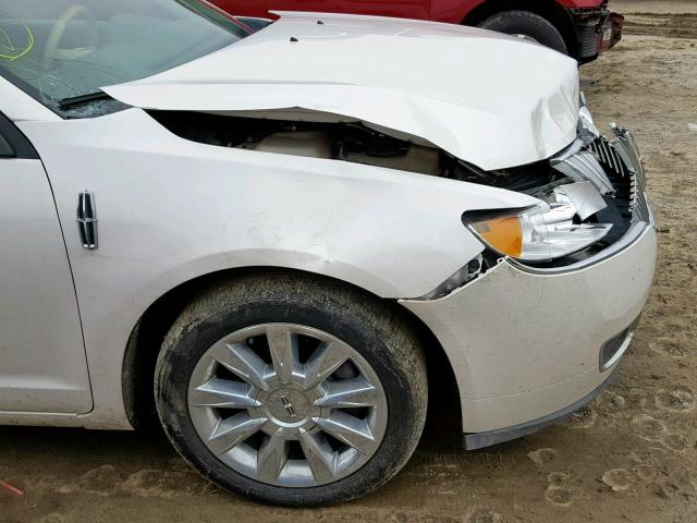 3LNHL2GC3BR750965 - 2011 LINCOLN MKZ WHITE photo 9