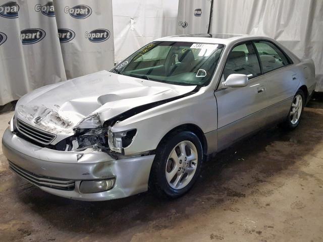 JT8BF28G710328357 - 2001 LEXUS ES 300 SILVER photo 2