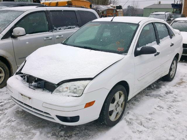 1FAHP34N07W124918 - 2007 FORD FOCUS ZX4 WHITE photo 2