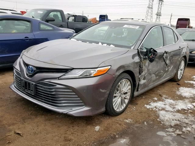 4T1B21HK5JU005313 - 2018 TOYOTA CAMRY HYBR GRAY photo 2