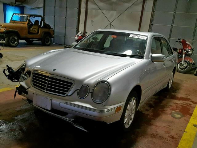 WDBJF82J7YX035966 - 2000 MERCEDES-BENZ E 320 4MAT SILVER photo 2