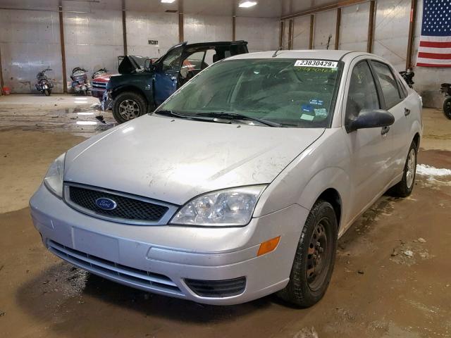 1FAFP34NX6W172657 - 2006 FORD FOCUS ZX4 SILVER photo 2