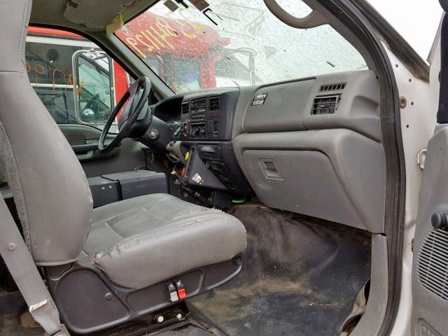 3FRXF75T97V448900 - 2007 FORD F750 SUPER WHITE photo 5