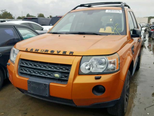 SALFS24NX8H040338 - 2008 LAND ROVER LR2 SE TEC ORANGE photo 2