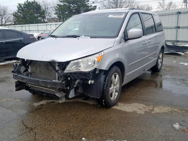 2V4RW3DG6BR766487 - 2011 VOLKSWAGEN ROUTAN SE SILVER photo 2