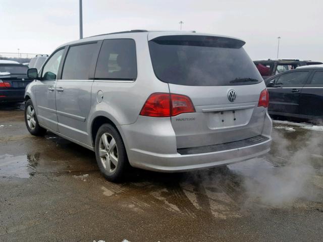 2V4RW3DG6BR766487 - 2011 VOLKSWAGEN ROUTAN SE SILVER photo 3