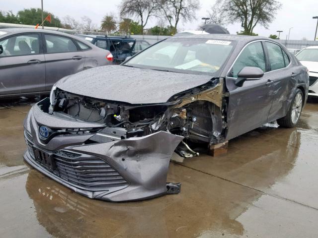 4T1B21HK0JU008443 - 2018 TOYOTA CAMRY HYBR GRAY photo 2