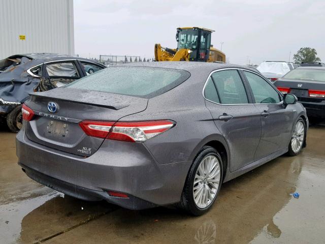 4T1B21HK0JU008443 - 2018 TOYOTA CAMRY HYBR GRAY photo 4