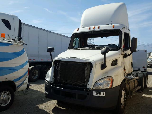 1FUJGBD90FLFY9736 - 2015 FREIGHTLINER CASCADIA 1 WHITE photo 2