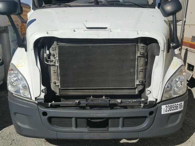 1FUJGBD90FLFY9736 - 2015 FREIGHTLINER CASCADIA 1 WHITE photo 7