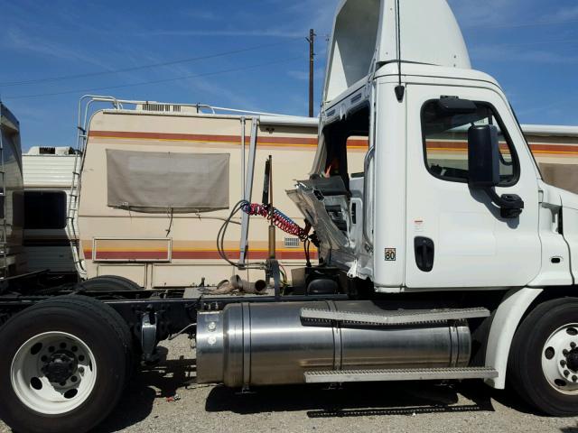 1FUJGBD90FLFY9736 - 2015 FREIGHTLINER CASCADIA 1 WHITE photo 9