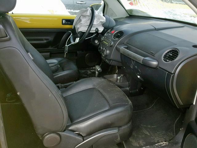 3VWRW3AG9AM022870 - 2010 VOLKSWAGEN NEW BEETLE Gelb Foto 5