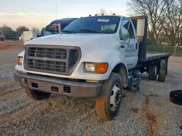 3FDNF6546YMA44057 - 2000 FORD F650 SUPER WHITE photo 2