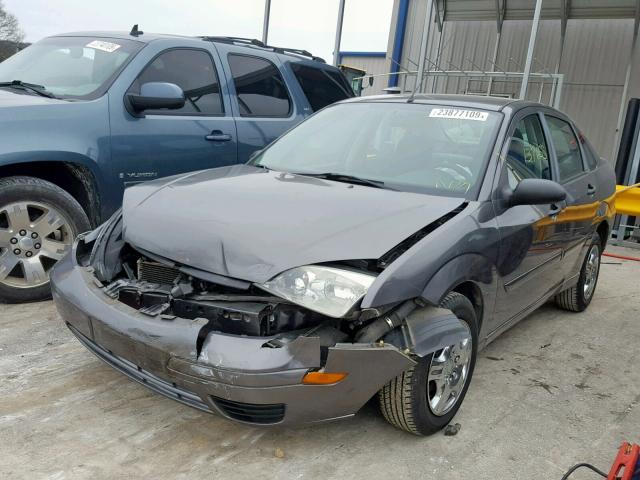 1FAHP34N27W344920 - 2007 FORD FOCUS ZX4 GRAY photo 2