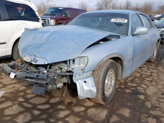 1LNFM81W8WY698668 - 1998 LINCOLN TOWN CAR E BLUE photo 2