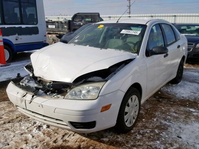 1FAFP34N35W114386 - 2005 FORD FOCUS ZX4 WHITE photo 2