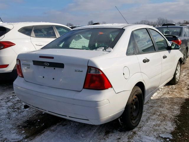 1FAFP34N35W114386 - 2005 FORD FOCUS ZX4 WHITE photo 4