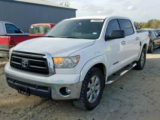 5TFEM5F16BX023350 - 2011 TOYOTA TUNDRA CRE WHITE photo 2