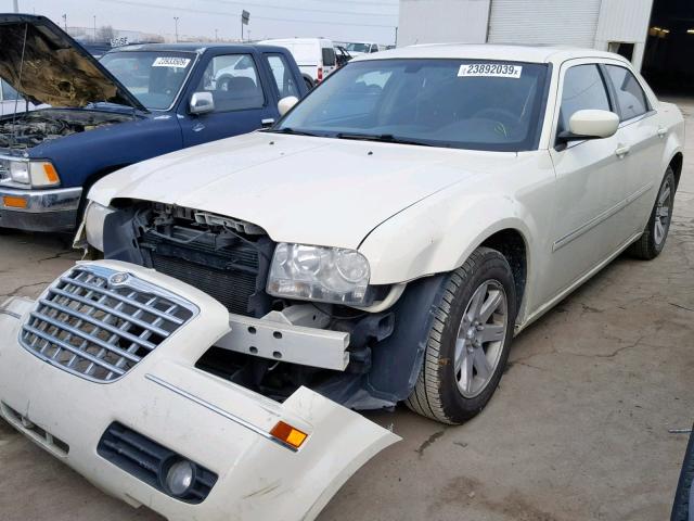 2C3KA53GX6H375866 - 2006 CHRYSLER 300 TOURIN WHITE photo 2